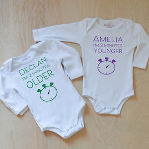 Twining - 2 Minutes Younger and Older Onesie Set - Gift-Set